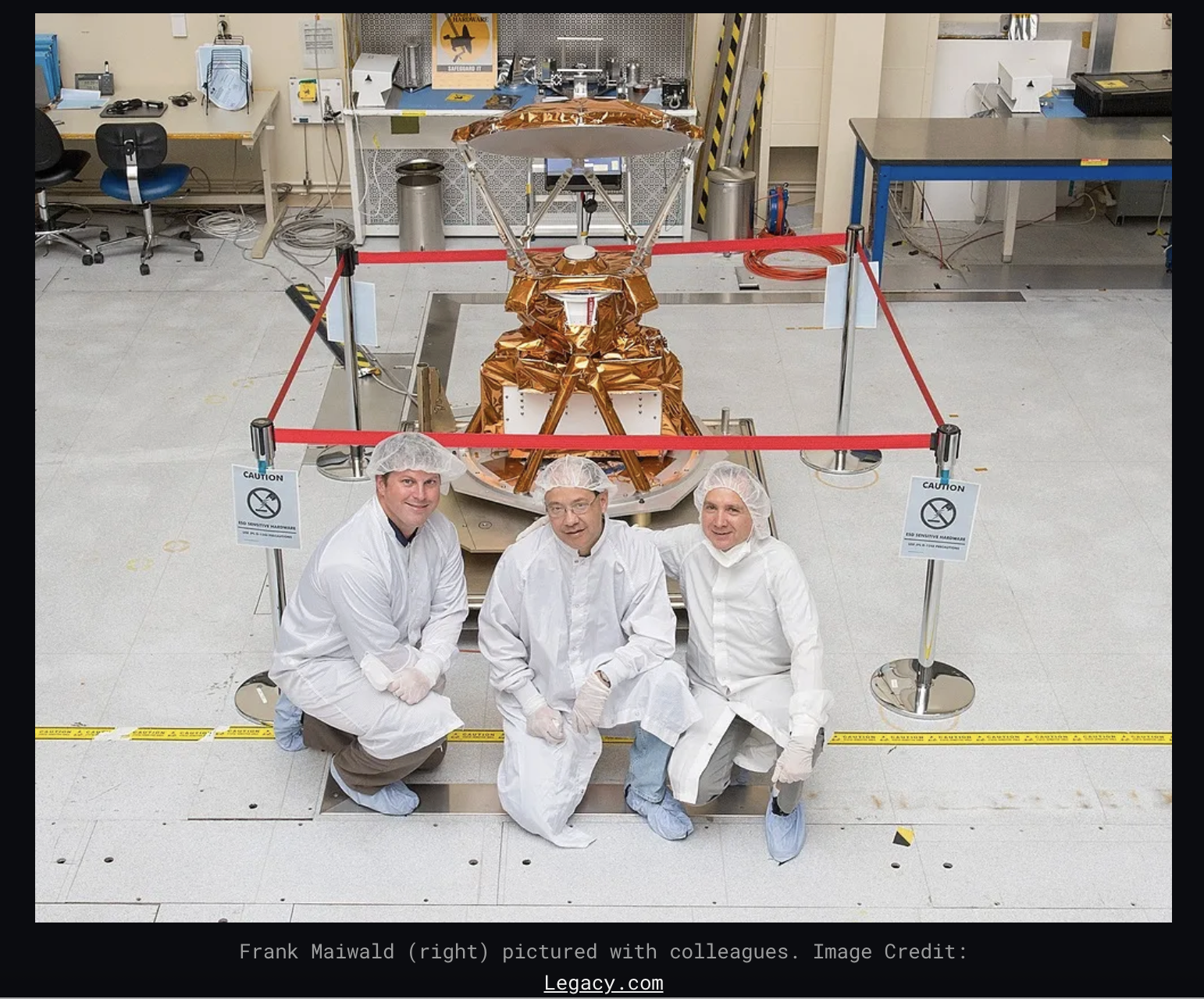 Frank Werner Maiwald i JPL cleanroom foran rumhardware